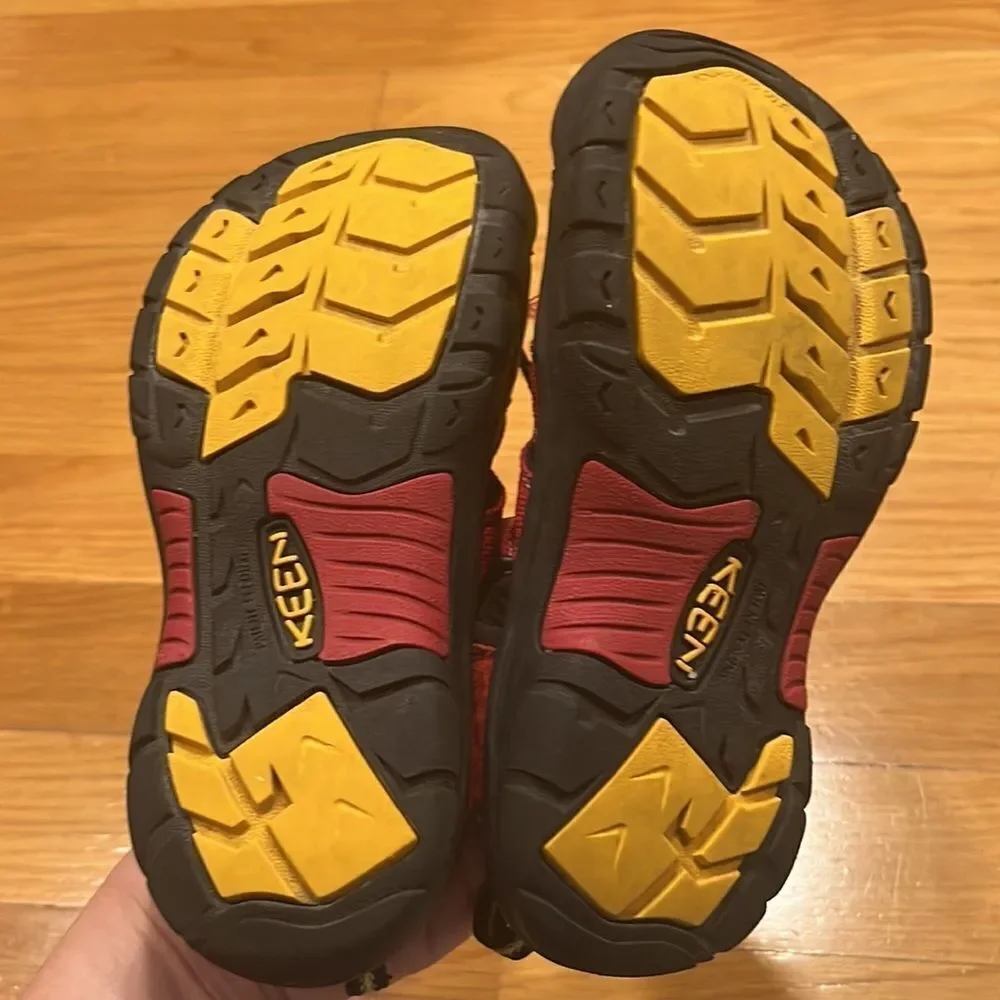 𝅺KEEN waterproof sandals size 2.